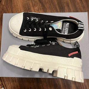 Womens 7

Palladium 

Revolt lo tx

New with manufacturer flaw